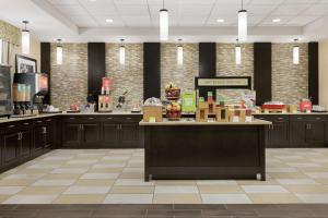 a store with a counter in the middle of a room at Hampton Inn Washington-Dulles International Airport South in Chantilly