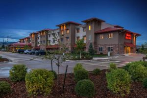 una fila de edificios de apartamentos en un estacionamiento en Hampton Inn & Suites Boulder North, en Boulder