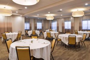 Hampton Inn & Suites Boulder North في بولدر: غرفة طعام بها طاولات وكراسي وثريات