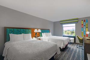 Postel nebo postele na pokoji v ubytování Hampton Inn Utica + 11 fotografií