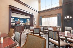 a restaurant with tables and chairs and a bar at Hampton Inn & Suites Wells-Ogunquit in Wells