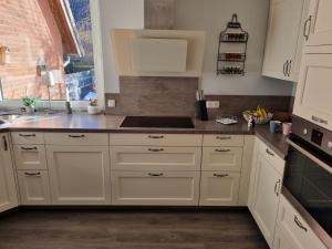 Kuchyň nebo kuchyňský kout v ubytování **Ferienhaus Kehrwieder** nahe der OSTSEE