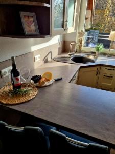 Kuchyň nebo kuchyňský kout v ubytování **Ferienhaus Kehrwieder** nahe der OSTSEE