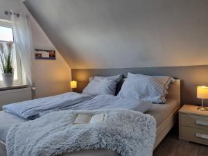 Postel nebo postele na pokoji v ubytování **Ferienhaus Kehrwieder** nahe der OSTSEE