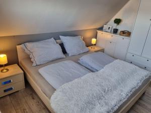 Postel nebo postele na pokoji v ubytování **Ferienhaus Kehrwieder** nahe der OSTSEE