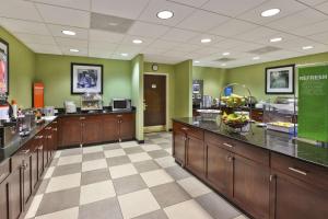 uma grande cozinha com armários de madeira e paredes verdes em Hampton Inn & Suites Providence-Warwick Airport em Warwick
