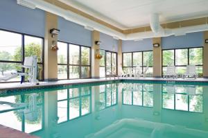 una piscina en un hotel con ventanas de cristal en Hampton Inn Wooster, en Wooster