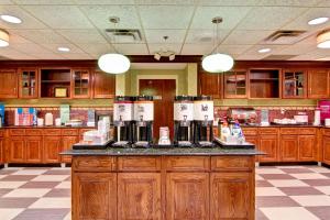 a coffee shop with a counter with bottles on it at Hampton Inn & Suites Leesburg in Leesburg