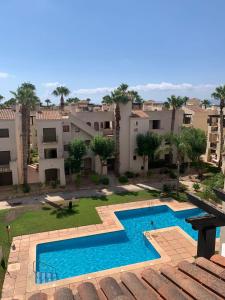 un appartamento con piscina e edifici di Roda Golf Sunparadise a San Javier