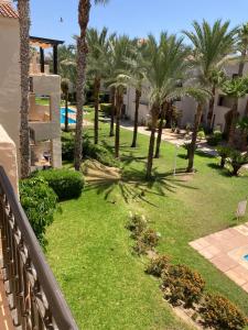un balcone di un resort con palme e erba di Roda Golf Sunparadise a San Javier