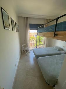 2 łóżka w pokoju z łóżkiem piętrowym w obiekcie Roda Golf Sunparadise w mieście San Javier