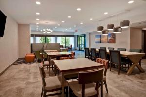 a dining room with tables and chairs and windows at Hampton Inn Potomac Mills Woodbridge in Woodbridge