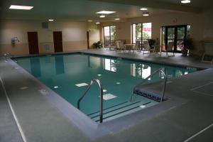 Bazén v ubytování Hampton Inn Woodbridge nebo v jeho okolí