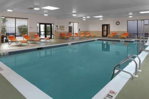 Bazén v ubytování Hampton Inn Woodbridge nebo v jeho okolí