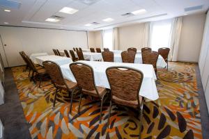 een vergaderzaal met een lange tafel en stoelen bij Hampton Inn & Suites Truro, NS in Truro