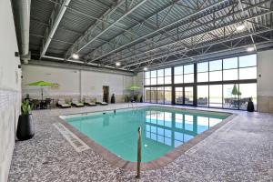Bazén v ubytování Hampton Inn St. Catharines Niagara nebo v jeho okolí