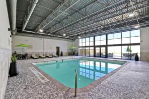a large swimming pool in a building with a large ceiling at Hampton Inn St. Catharines Niagara in St. Catharines
