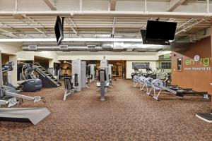 un gimnasio con varias cintas de correr y máquinas cardiovasculares en Hampton Inn St. Catharines Niagara, en St. Catharines