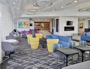 TV a/nebo společenská místnost v ubytování DoubleTree by Hilton Edmonton Downtown
