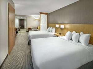 Postel nebo postele na pokoji v ubytování DoubleTree by Hilton Edmonton Downtown