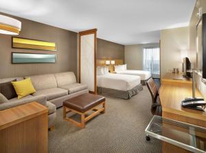 Postel nebo postele na pokoji v ubytování DoubleTree by Hilton Edmonton Downtown