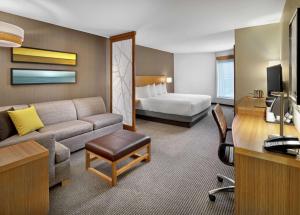 Postel nebo postele na pokoji v ubytování DoubleTree by Hilton Edmonton Downtown