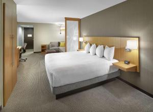 Postel nebo postele na pokoji v ubytování DoubleTree by Hilton Edmonton Downtown