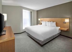 Postel nebo postele na pokoji v ubytování DoubleTree by Hilton Edmonton Downtown
