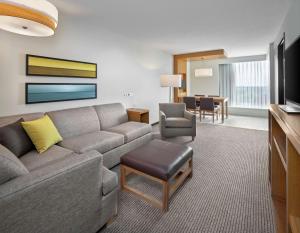 TV a/nebo společenská místnost v ubytování DoubleTree by Hilton Edmonton Downtown