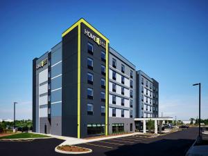 un bâtiment d'hôtel avec un jaune et un vert dans l'établissement Home2 Suites By Hilton Brantford, à Brantford