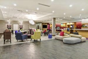 Posezení v ubytování Home2 Suites By Hilton Edmonton South