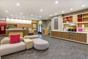 Kuchyň nebo kuchyňský kout v ubytování Home2 Suites By Hilton Edmonton South