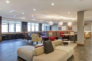 Posezení v ubytování Home2 Suites By Hilton Edmonton South