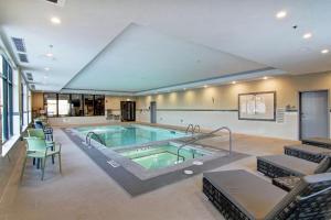 Bazén v ubytování Home2 Suites By Hilton Edmonton South nebo v jeho okolí