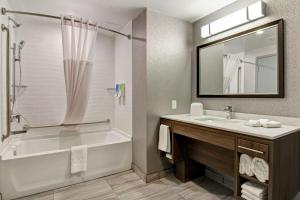 Koupelna v ubytování Home2 Suites By Hilton Edmonton South