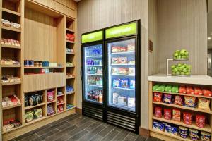 Supermarket nebo jiné obchody v  hotelu nebo okolí