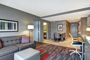 Posezení v ubytování Home2 Suites By Hilton Edmonton South