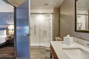 Koupelna v ubytování Home2 Suites By Hilton Edmonton South