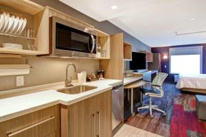 Kuchyň nebo kuchyňský kout v ubytování Home2 Suites By Hilton Edmonton South
