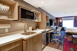 Kuchyň nebo kuchyňský kout v ubytování Home2 Suites By Hilton Edmonton South