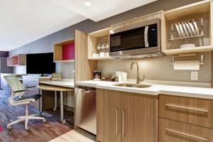 Kuchyň nebo kuchyňský kout v ubytování Home2 Suites By Hilton Edmonton South
