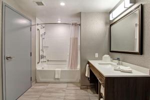 Koupelna v ubytování Home2 Suites By Hilton Edmonton South
