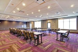 uma grande sala com mesas e cadeiras em Home2 Suites By Hilton Edmonton South em Edmonton