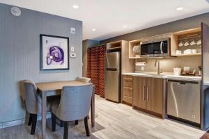 Kuchyň nebo kuchyňský kout v ubytování Home2 Suites By Hilton Edmonton South