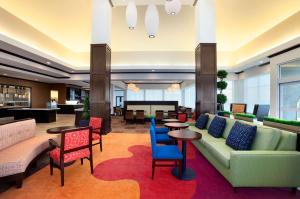 Ο χώρος του lounge ή του μπαρ στο Hilton Garden Inn Edmonton International Airport