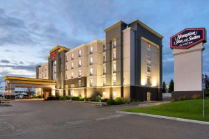 un bâtiment d'hôtel avec un panneau devant lui dans l'établissement Hampton Inn & Suites Edmonton/West, à Edmonton