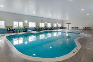 una gran piscina en una habitación de hotel en Hampton Inn & Suites Edmonton/West, en Edmonton