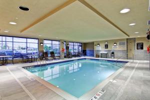 - une grande piscine d'eau bleue dans un bâtiment dans l'établissement Homewood Suites by Hilton Waterloo/St. Jacobs, à Waterloo