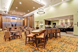 uma sala de jantar com mesas e cadeiras e um restaurante em Homewood Suites by Hilton Waterloo/St. Jacobs em Waterloo