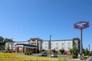 un hotel con coches estacionados frente a un edificio en Hampton Inn Ellensburg, en Ellensburg
